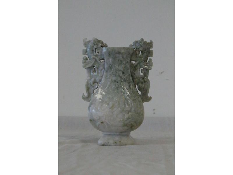 VASE en jadéite gris blanc mouchetée de vert,...