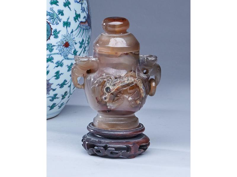VASE COUVERT à deux anses en agate brune...