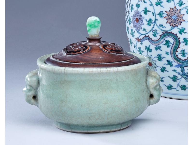 BRÛLE-PARFUM en porcelaine émaillée céladon...