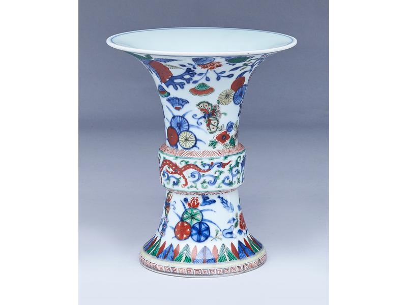 PETIT VASE cornet en porcelaine émaillé blanc...