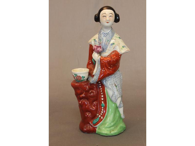 FIGURINE en porcelaine émaillée polychrome...