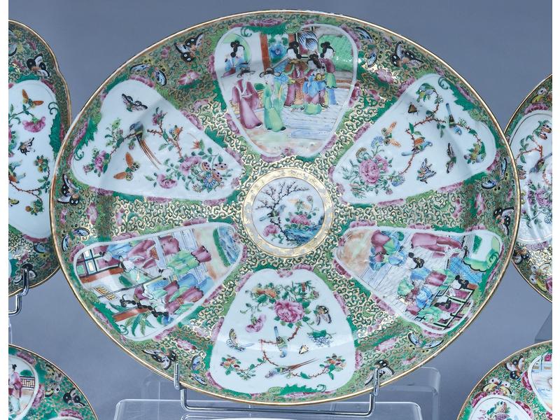 PLAT OVALE en porcelaine émaillée polychrome...