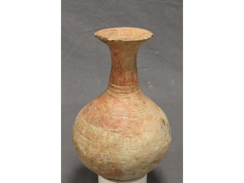 VASE en terre cuite à patine rouge et blanche...