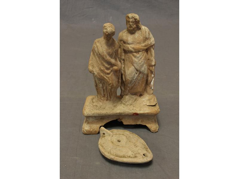 COUPLE DE FIGURINES en terre cuite sur un...