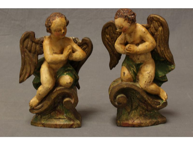 DEUX ANGES ADORANTS en bois sculpté en relief...