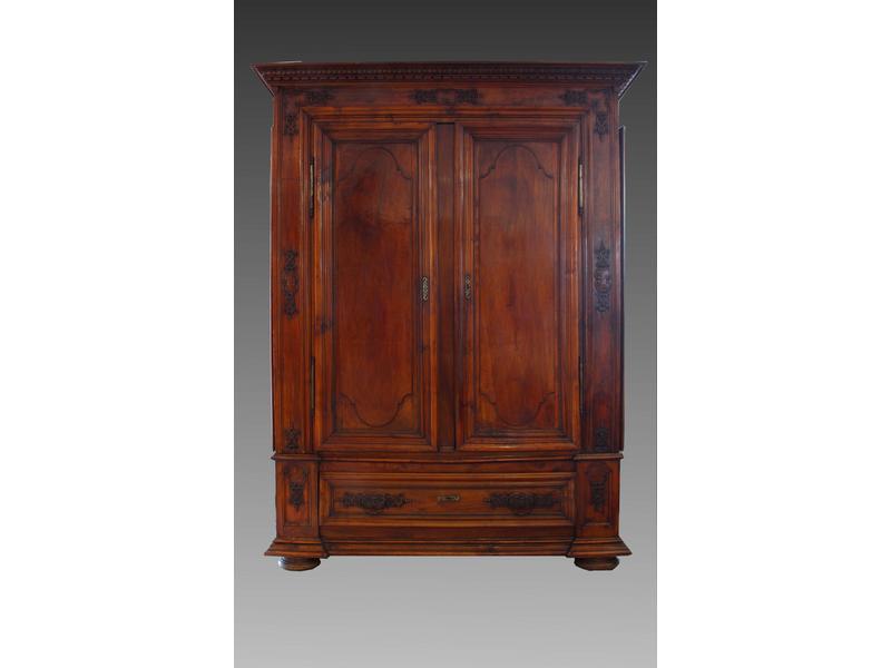 BELLE ARMOIRE à corniche droite en noyer...