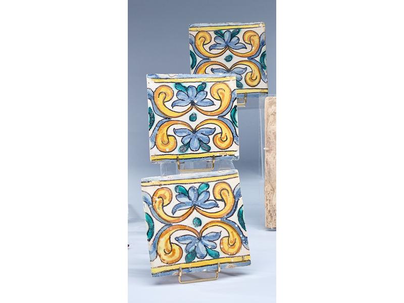 TROIS CARREAUX de faïence carrés, à décor...