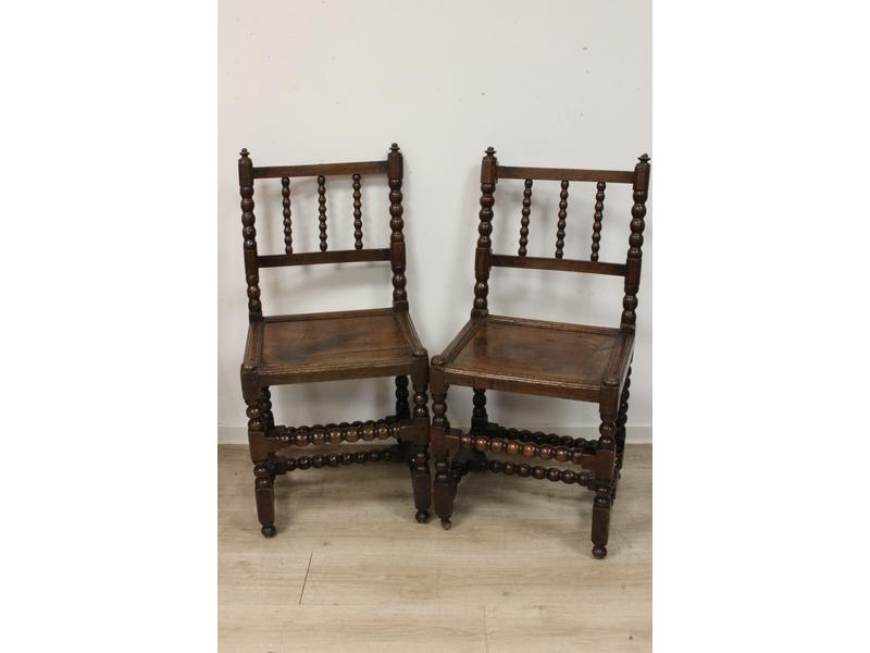 PAIRE DE CHAISES à dossier à barreaux et...