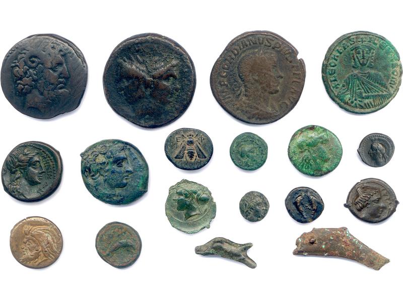 LOT DE 15 bronzes grecs, 2 bronzes romains...