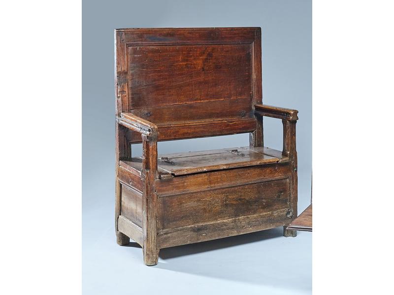 BANC COFFRE à dossier en chêne ouvrant par...