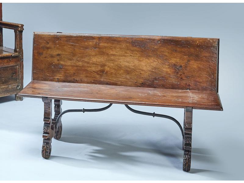 BANC A DOSSIER en chêne à piétements sculptés...