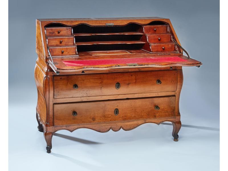 BUREAU SCRIBAN en merisier ouvrant à un abattant...