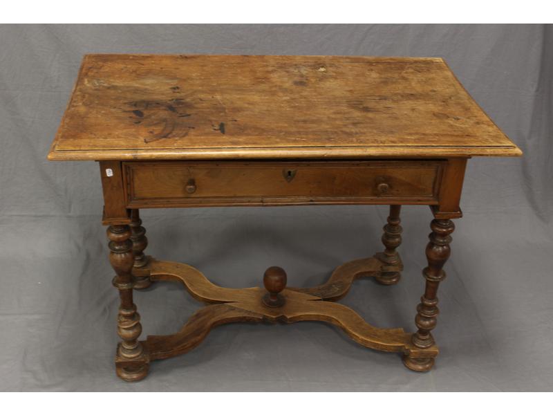 TABLE BUREAU en noyer ouvrant à un tiroir...