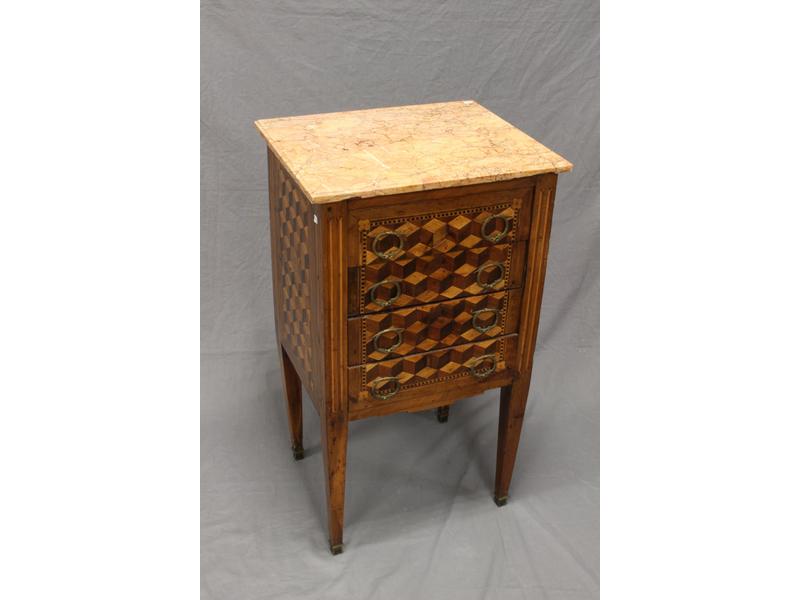 PETITE COMMODE en marqueterie de cubes ouvrant...