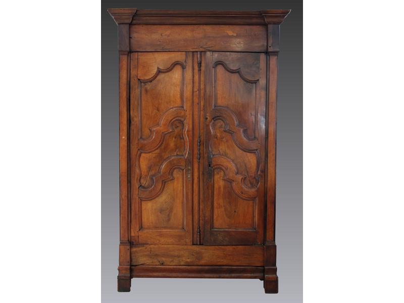 ARMOIRE en noyer à corniche droite ouvrant...