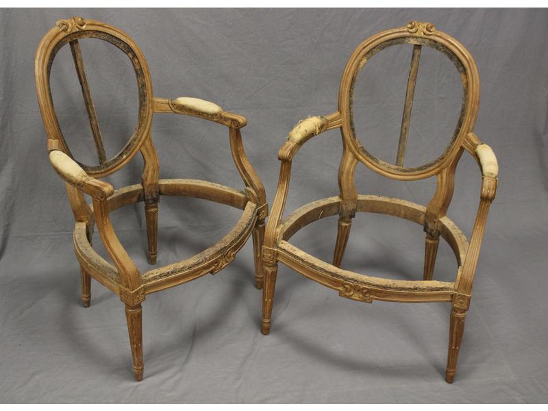 PAIRE DE FAUTEUILS à dossier médaillon cabriolet...