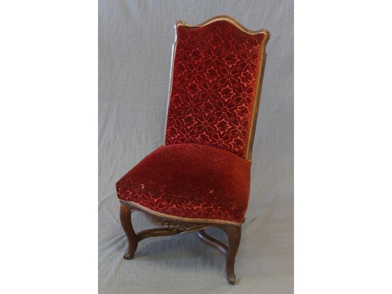 CHAISE CHAUFFEUSE en noyer à haut dossier...