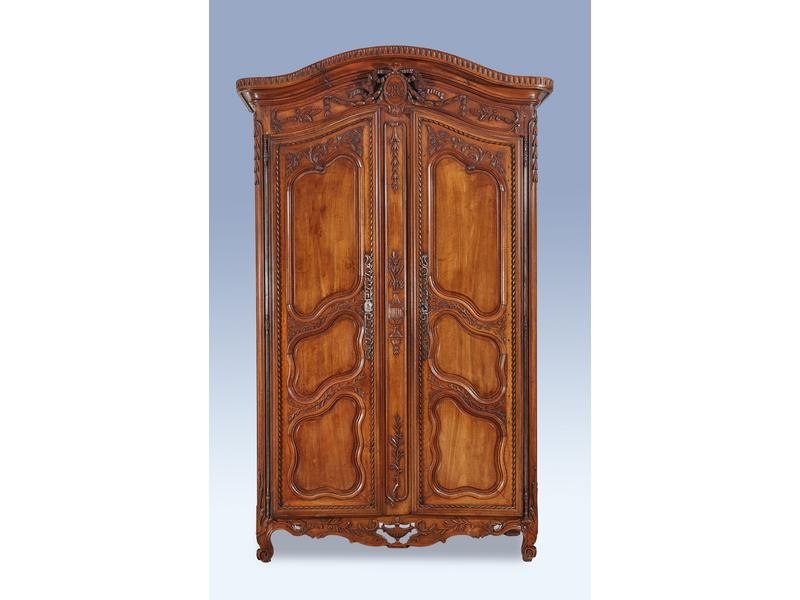 BELLE ARMOIRE DE MARIAGE, en noyer, finement...