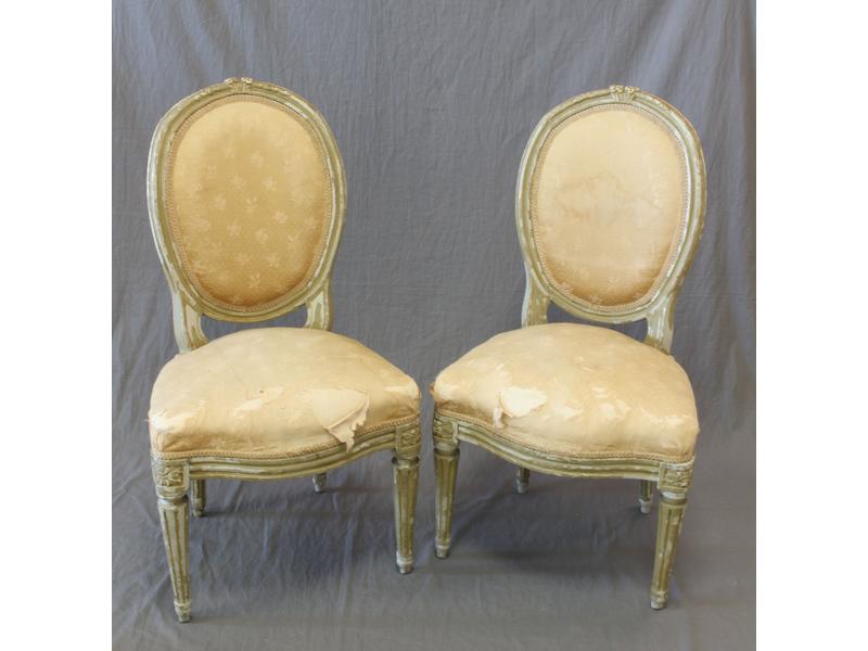 PAIRE DE CHAISES à dossier médaillon cabriolet...