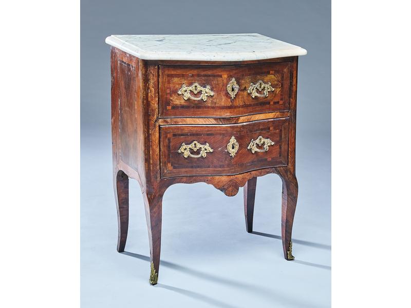 PETITE COMMODE à façade arbalette en placage...