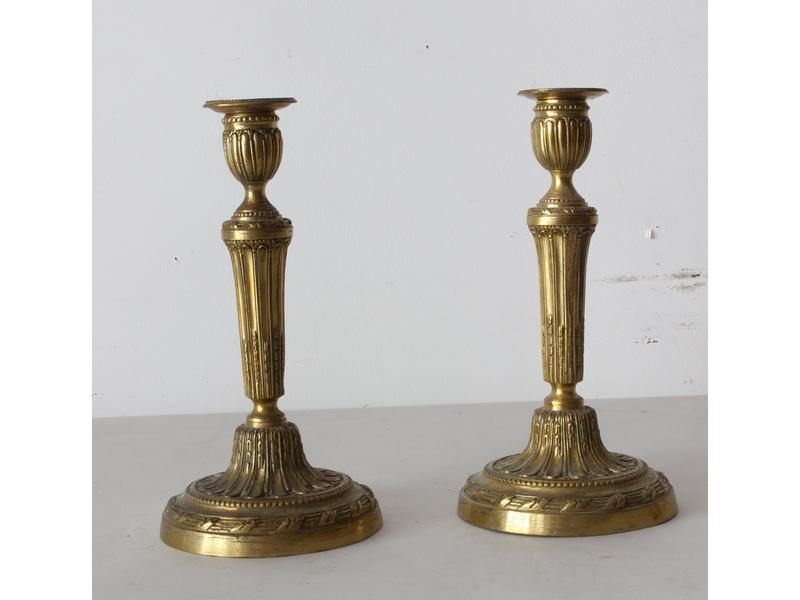 PAIRE DE FLAMBEAUX en bronze, à décor cannelé...