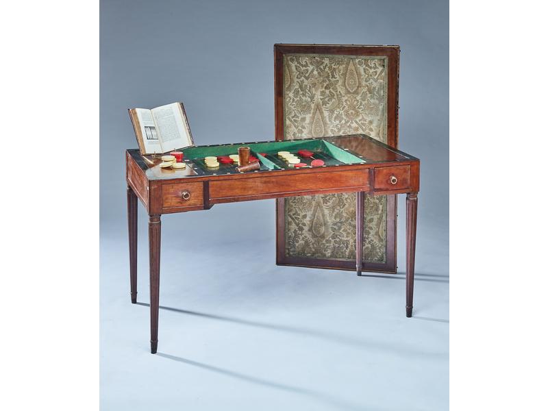 TABLE A JEUX TRIC-TRAC en acajou et placage...