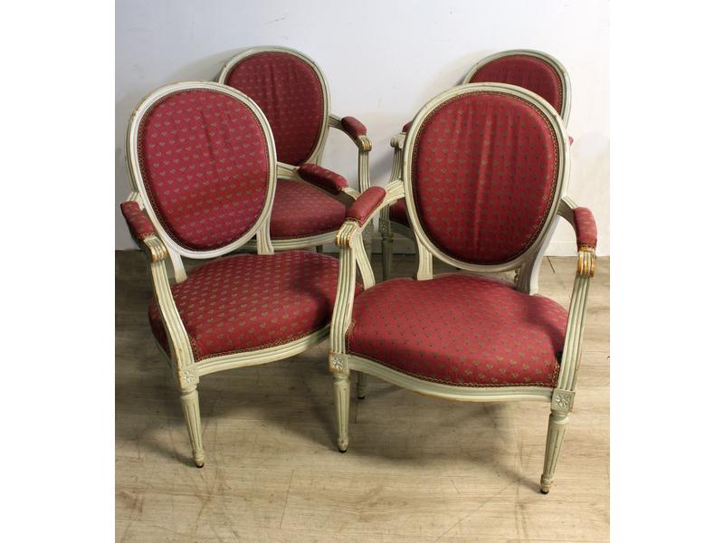 SUITE DE QUATRE FAUTEUILS à dossier médaillon...