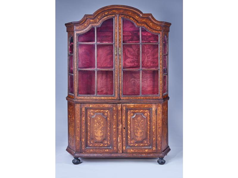 VITRINE DEUX CORPS en noyer marquetée de...