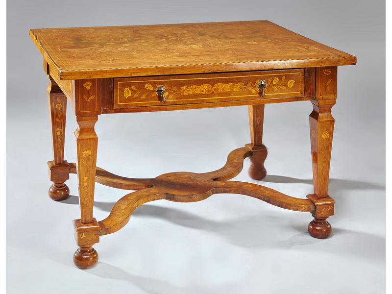 TABLE DE MILIEU rectangulaire en noyer richement...