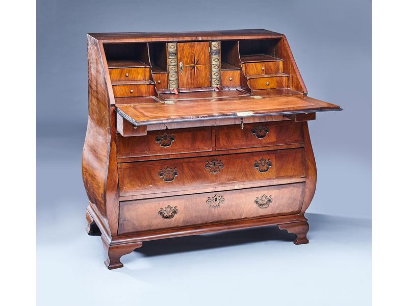 BUREAU DE PENTE à façade et côtés galbés...