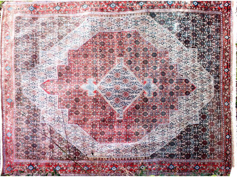 TAPIS rectangulaire en laine à fond brun-rouge...