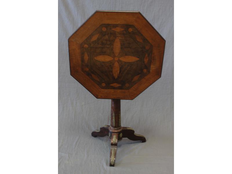 GUERIDON octogonal en acajou et placage d'acajou,...