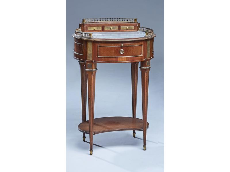 TABLE VOLANTE de forme ovale en placage d'acajou...
