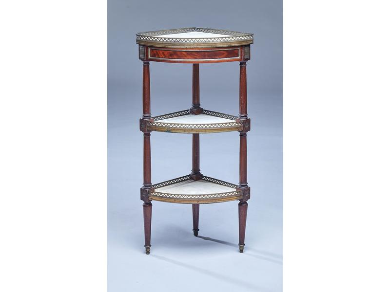 PETITE ETAGERE D'ENCOIGNURE en acajou, placage...