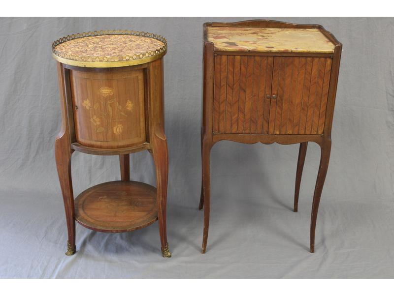 DEUX TABLES DE CHEVET, la première de forme...