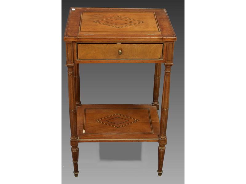 PETITE TABLE D'APPOINT en acajou et placage...