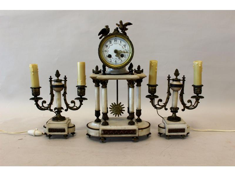 GARNITURE DE CHEMINEE en marbre blanc et...