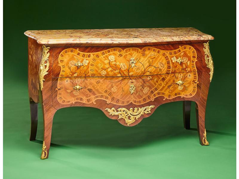 COMMODE galbée et marquetée toutes faces,...