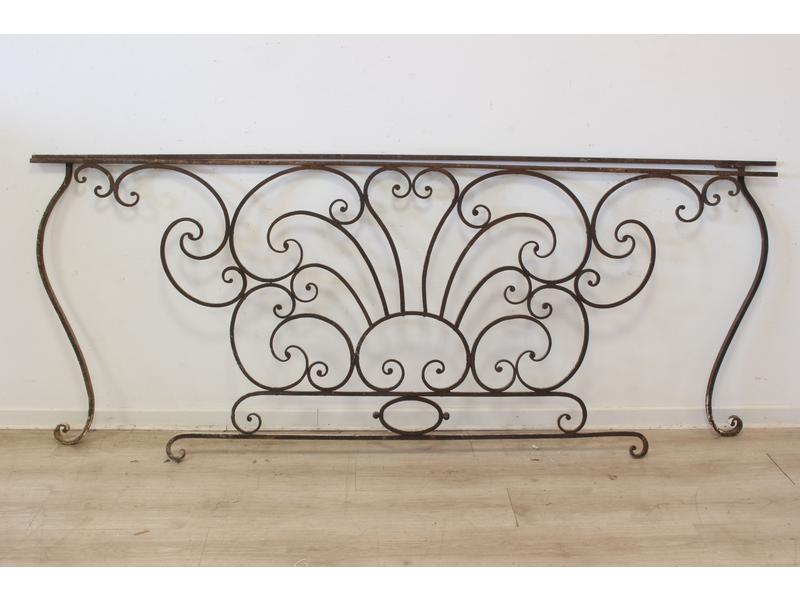 DEUX ELEMENTS DE BALUSTRADE en fer forgé...