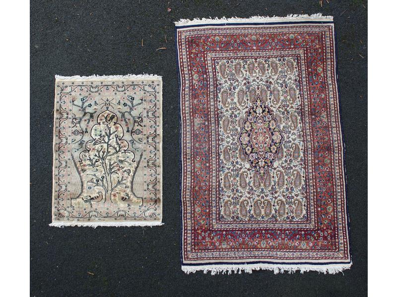 DEUX TAPIS en laine, l'un à décor de médaillons...