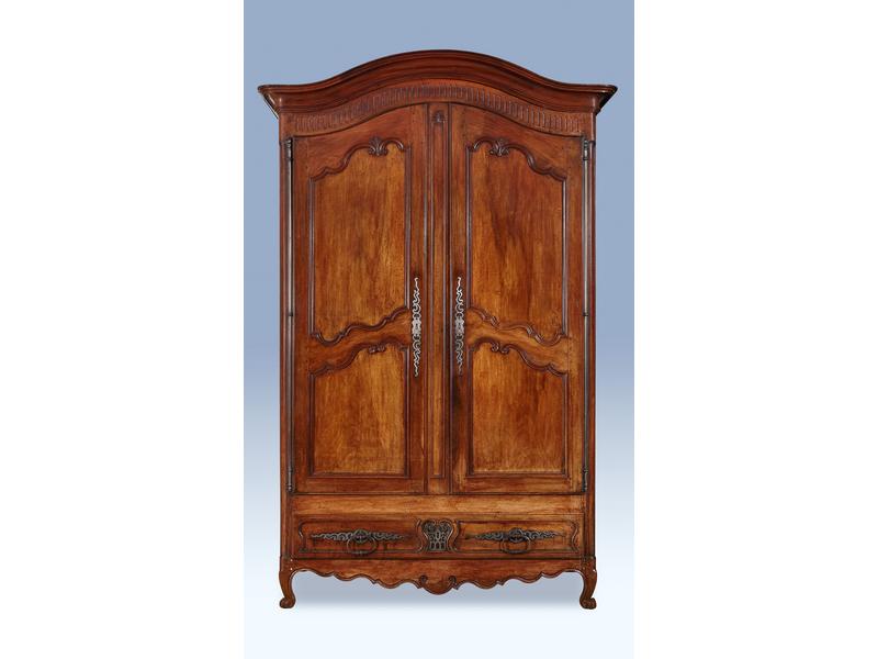 ARMOIRE en merisier mouluré ouvrant à deux...