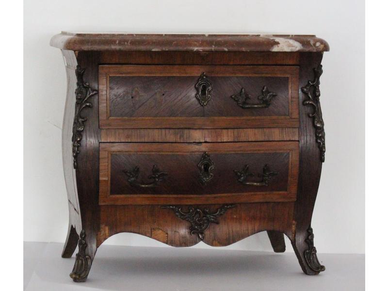COMMODE de maîtrise de forme tombeau en bois...
