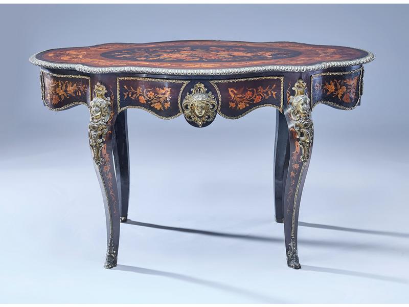 TABLE DE MILIEU de forme violonnée en bois...