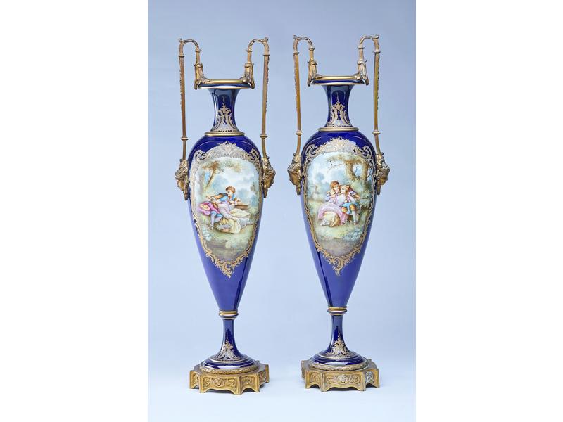 PAIRE DE VASES en porcelaine émaillée polychrome...