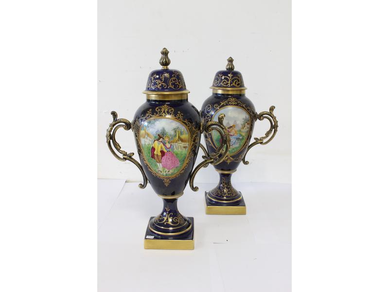 PAIRE DE VASES couverts en porcelaine émaillée...