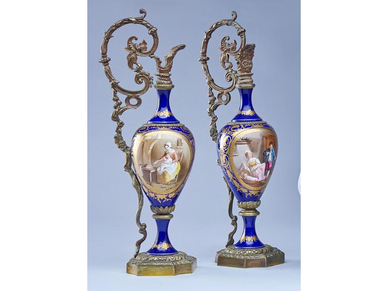 PAIRE DE VASES en porcelaine émaillée à fond...