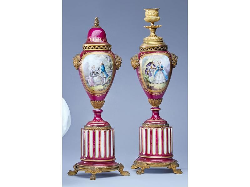 PAIRE DE VASES COUVERTS pouvant former flambeaux,...