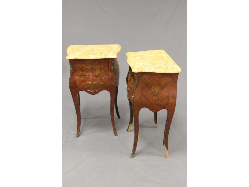 PAIRE DE TABLES DE CHEVET en marqueterie...