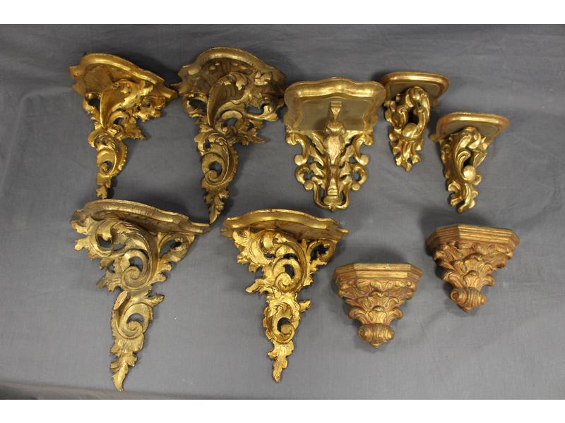 NEUF PETITES CONSOLES D'APPLIQUES, dont quatre...