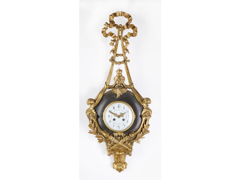 PENDULE à suspendre, le cadran émaillé à...